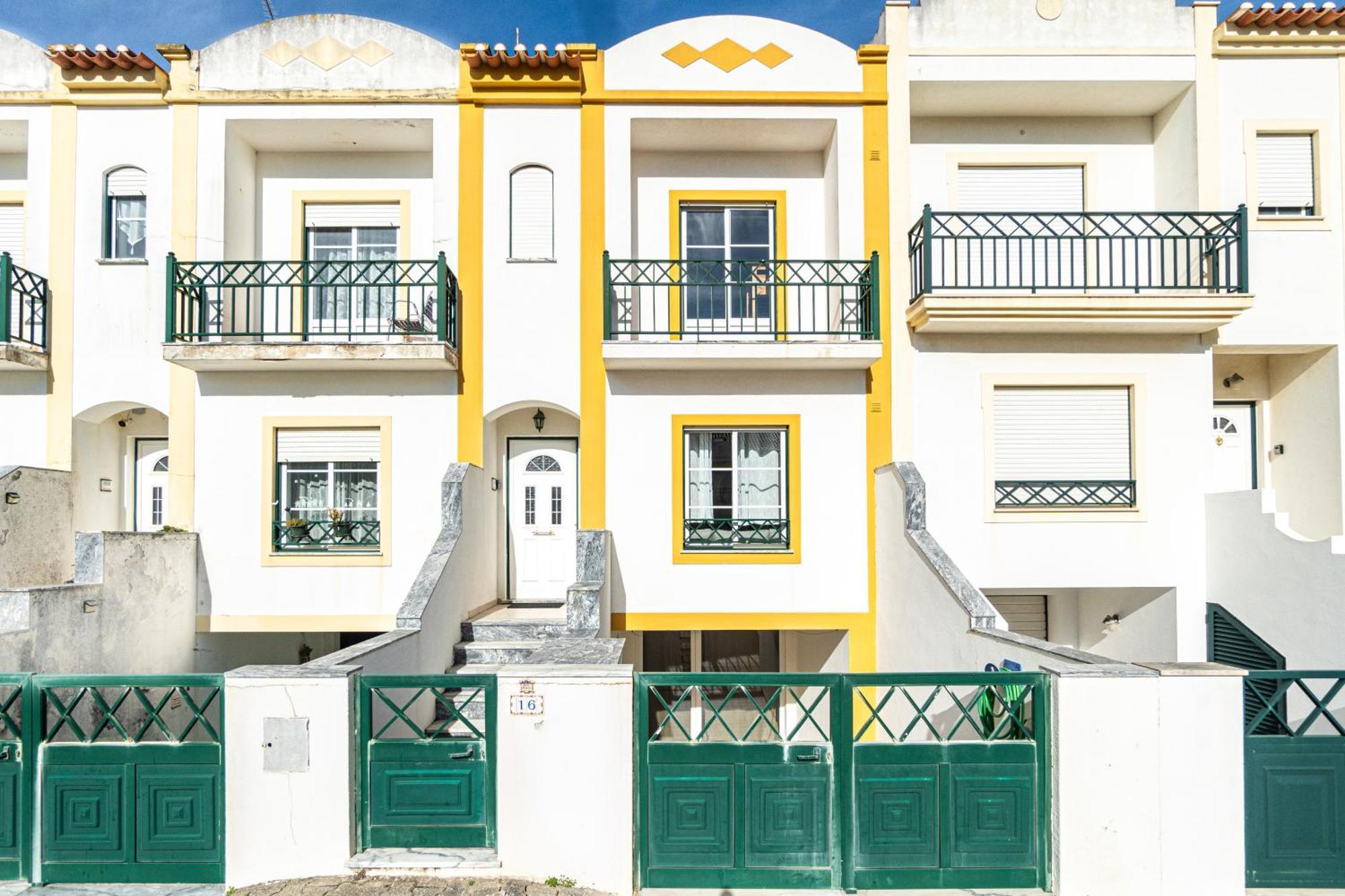 Вилла Baleal Happiness Surf House Феррел Экстерьер фото