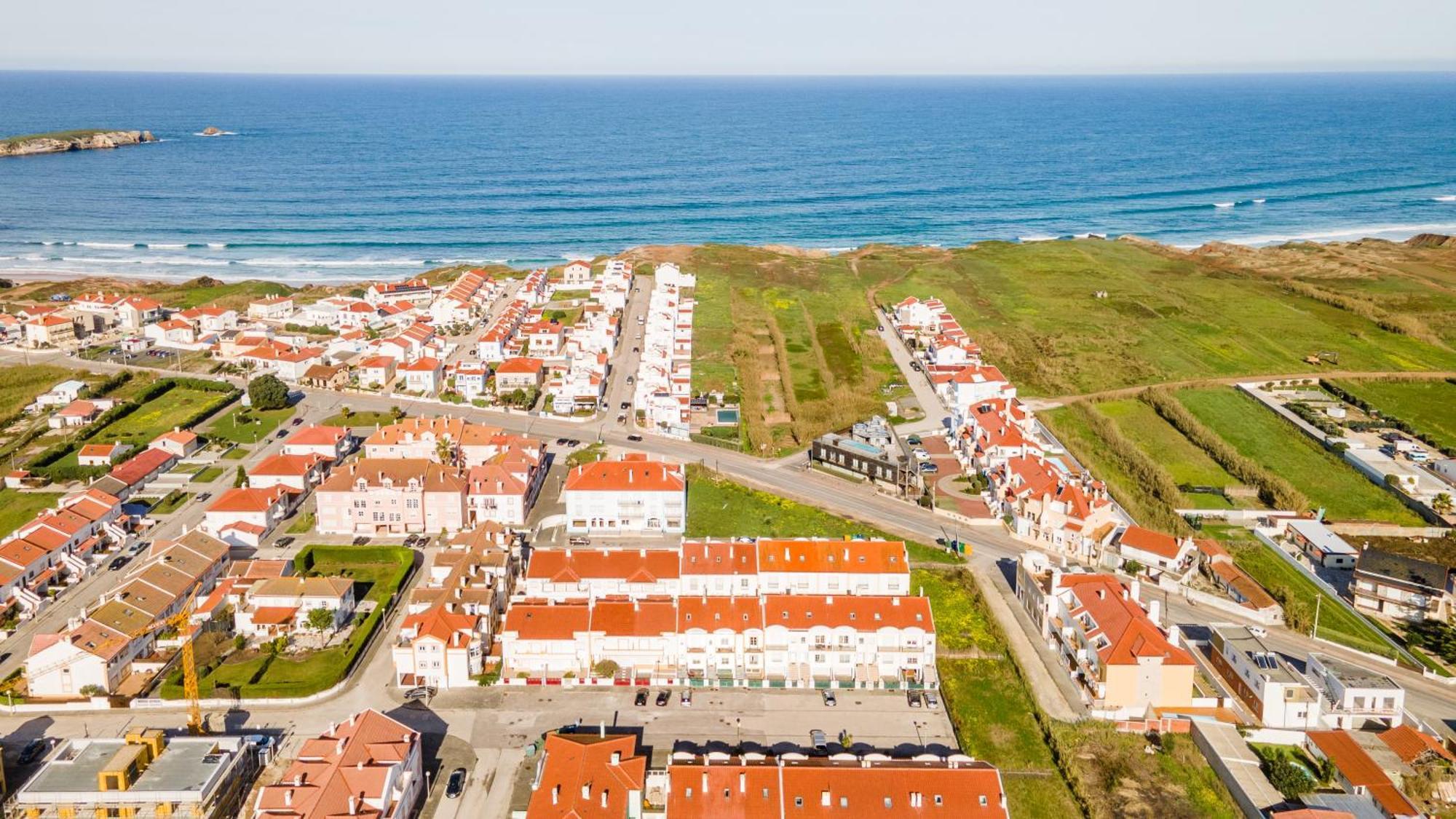 Вилла Baleal Happiness Surf House Феррел Экстерьер фото